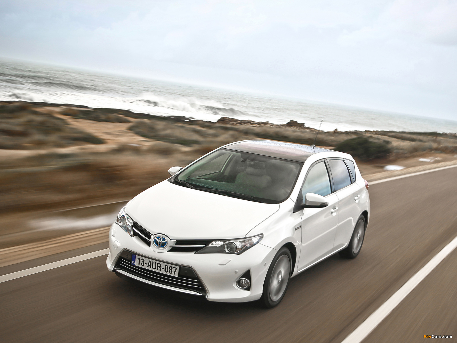Pictures of Toyota Auris Hybrid 2012 (1600 x 1200)
