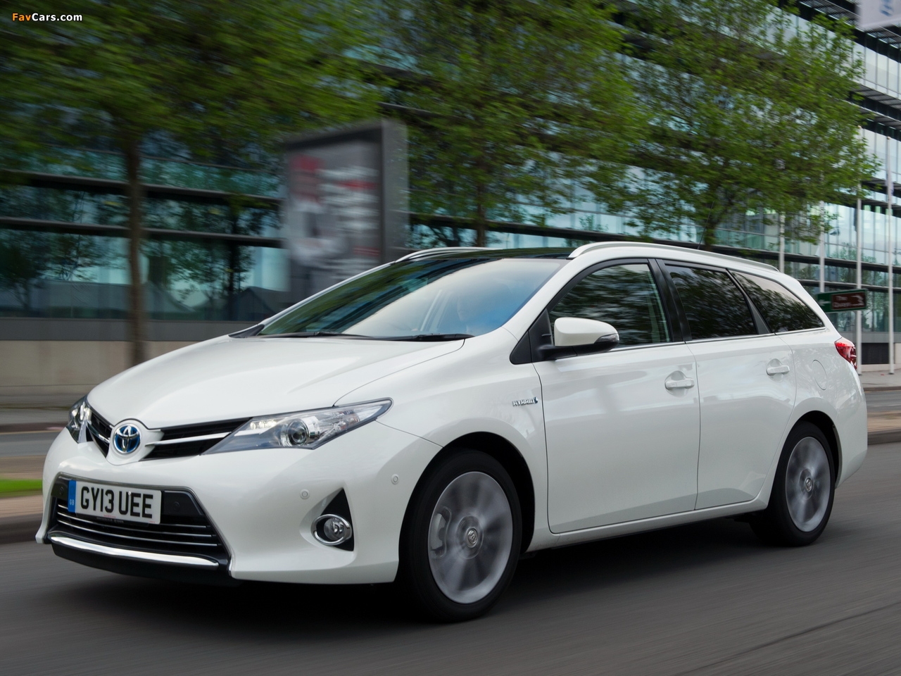 Pictures of Toyota Auris Touring Sports Hybrid UK-spec 2013 (1280 x 960)