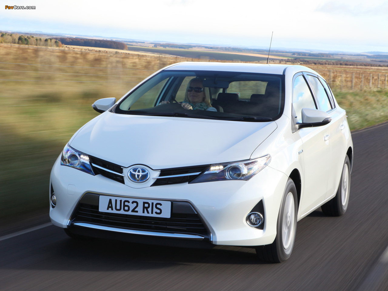 Toyota Auris Hybrid UK-spec 2012 images (1280 x 960)