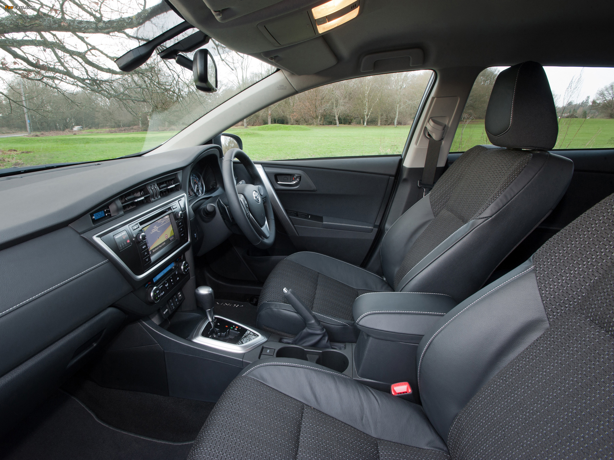 Toyota Auris UK-spec 2012 images (2048 x 1536)