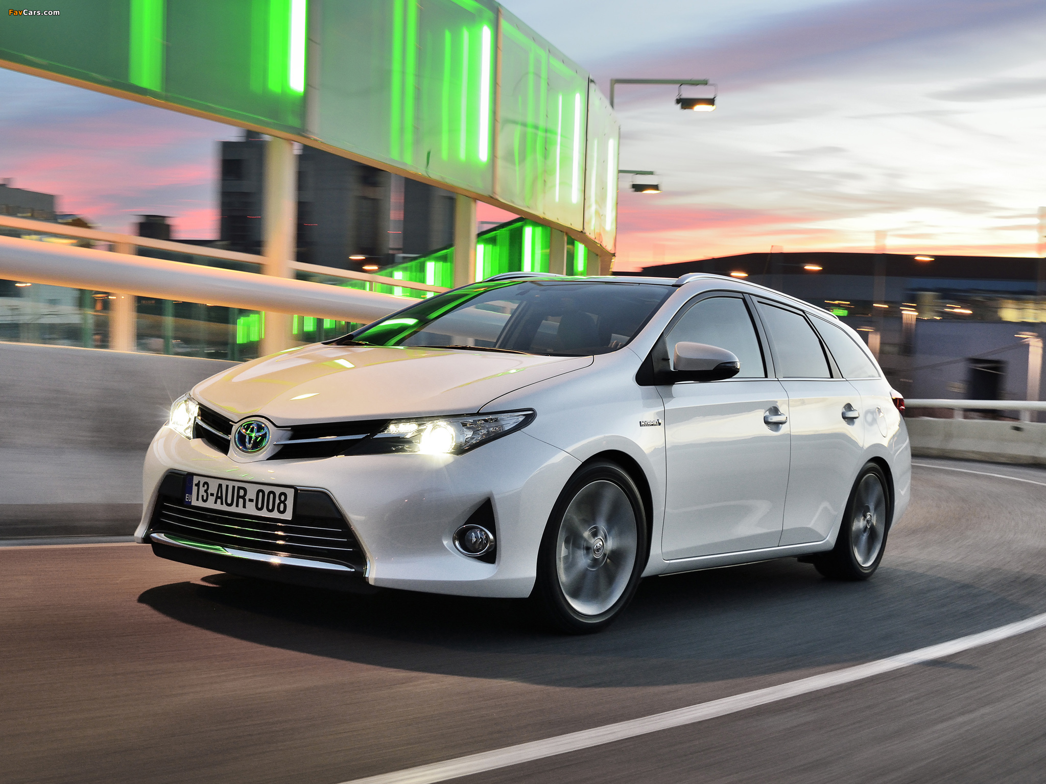 Toyota Auris Touring Sports Hybrid 2012 pictures (2048 x 1536)