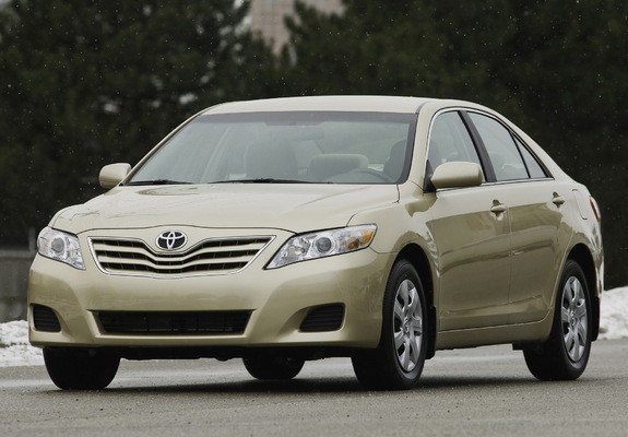 Toyota Camry LE 2009–11 pictures