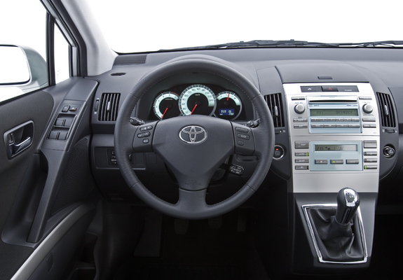 Pictures of Toyota Corolla Verso 2007–09