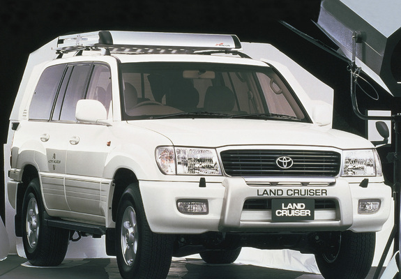 Photos of Toyota Land Cruiser 100 VX Active Vacation (UZJ100W) 2000–02