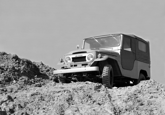Pictures of Toyota Land Cruiser (FJ40) 1960–73