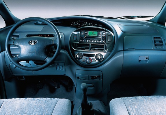 Toyota Previa 2000–05 images