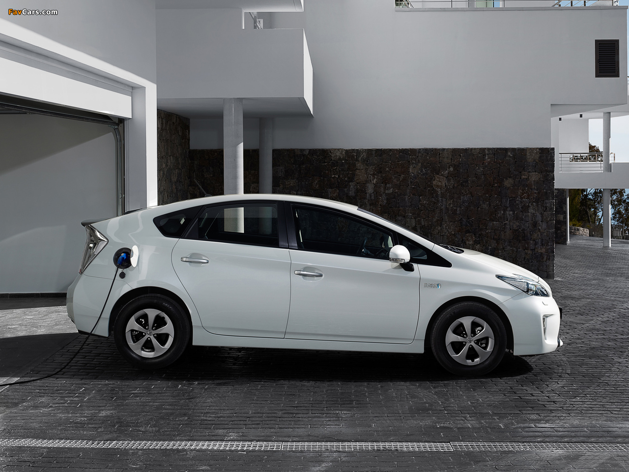 Images of Toyota Prius Plug-In Hybrid (ZVW35) 2011 (1280 x 960)