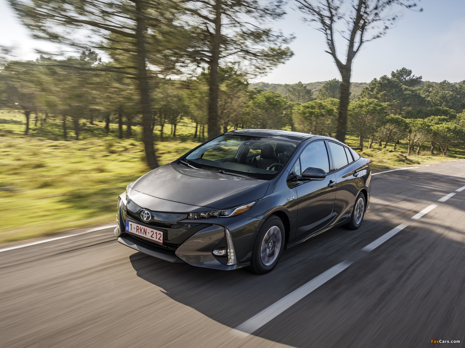 Toyota Prius Plug-in Hybrid 2016 photos (1600 x 1200)
