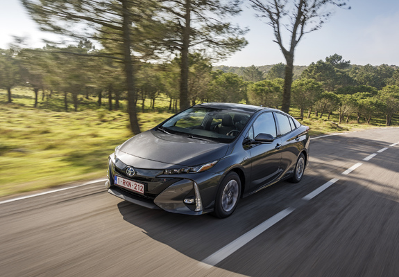 Toyota Prius Plug-in Hybrid 2016 photos