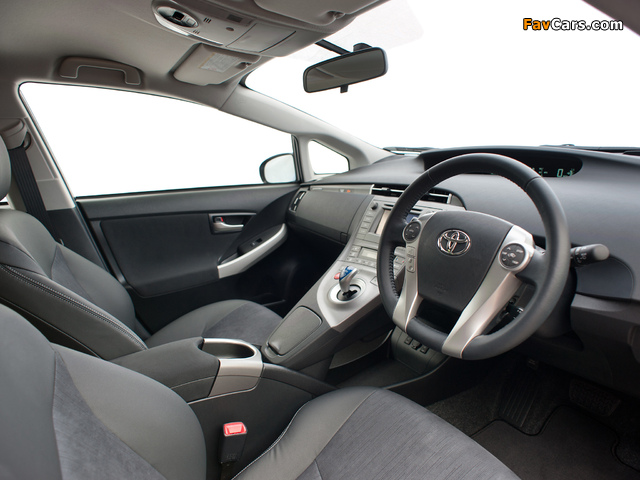 Toyota Prius Plug-In Hybrid UK-spec (ZVW35) 2011 wallpapers (640 x 480)