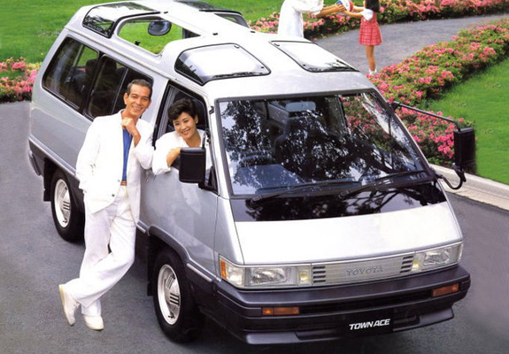 Toyota TownAce Wagon (R20/R30) 1982–85 images