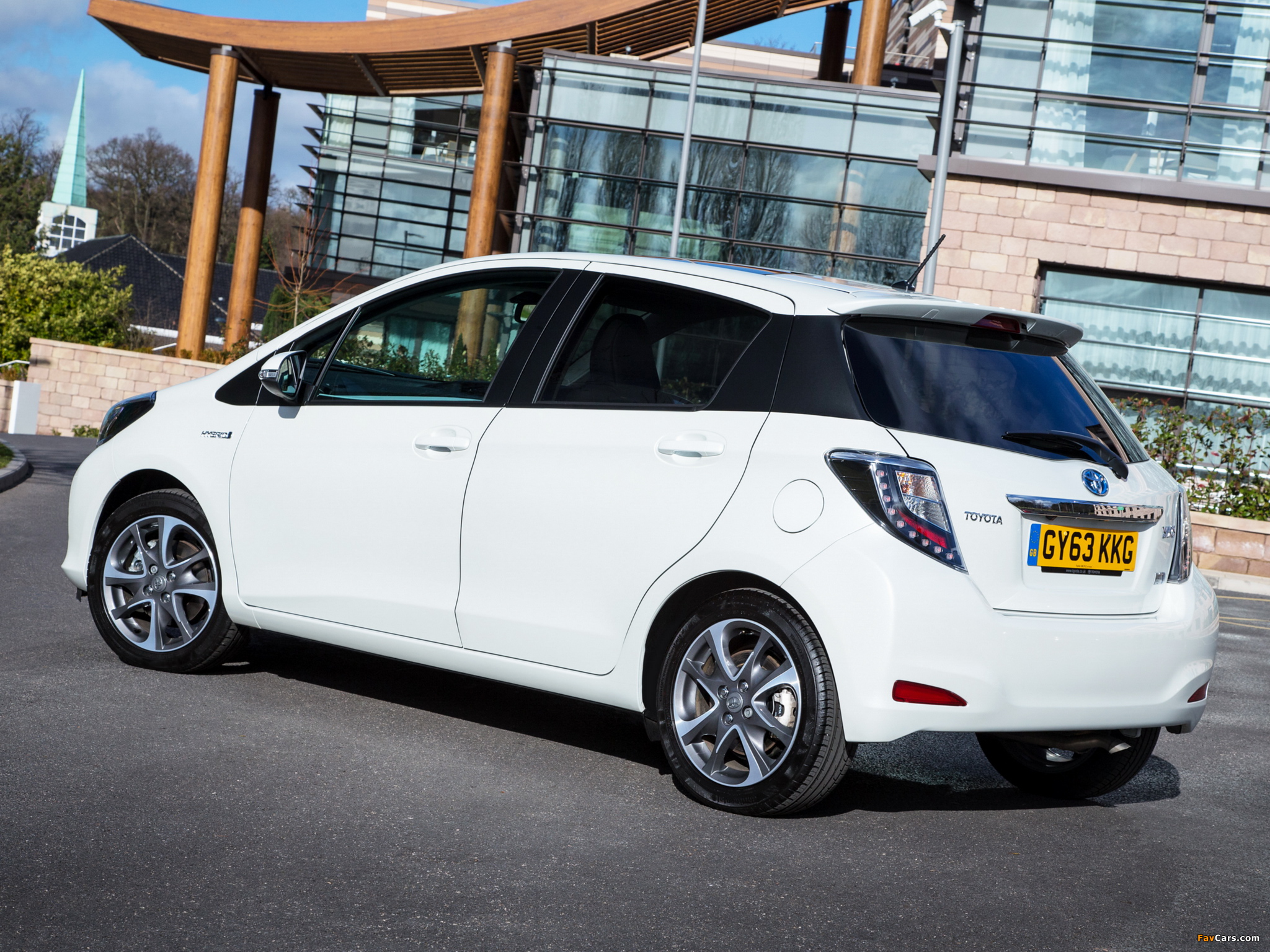Photos of Toyota Yaris Hybrid Trend UK-spec 2013 (2048 x 1536)