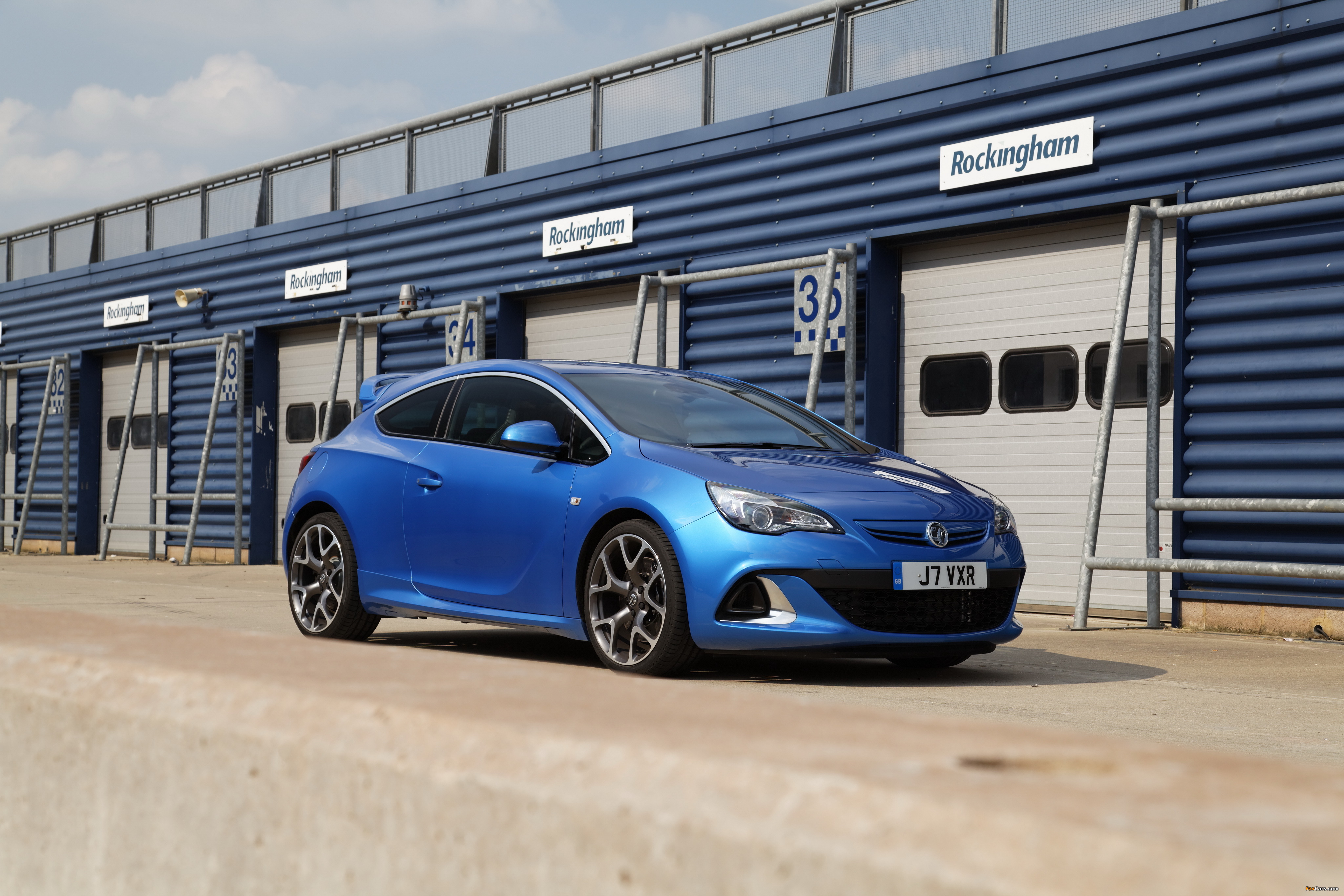 Vauxhall Astra VXR 2012 images (4096 x 2731)