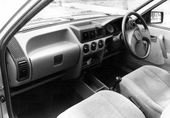 Images of Vauxhall Nova Luxe 5-door 1990–92