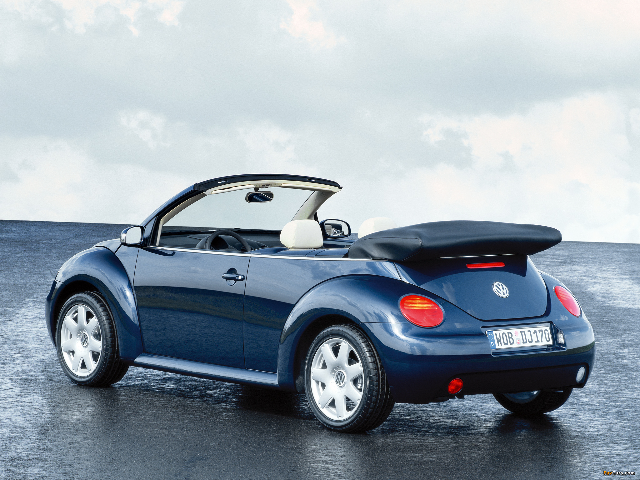 Volkswagen New Beetle Cabrio 2000–05 pictures (2048 x 1536)