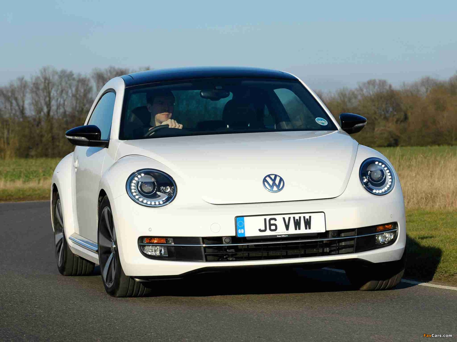 Volkswagen Beetle UK-spec 2011 photos (1600 x 1200)