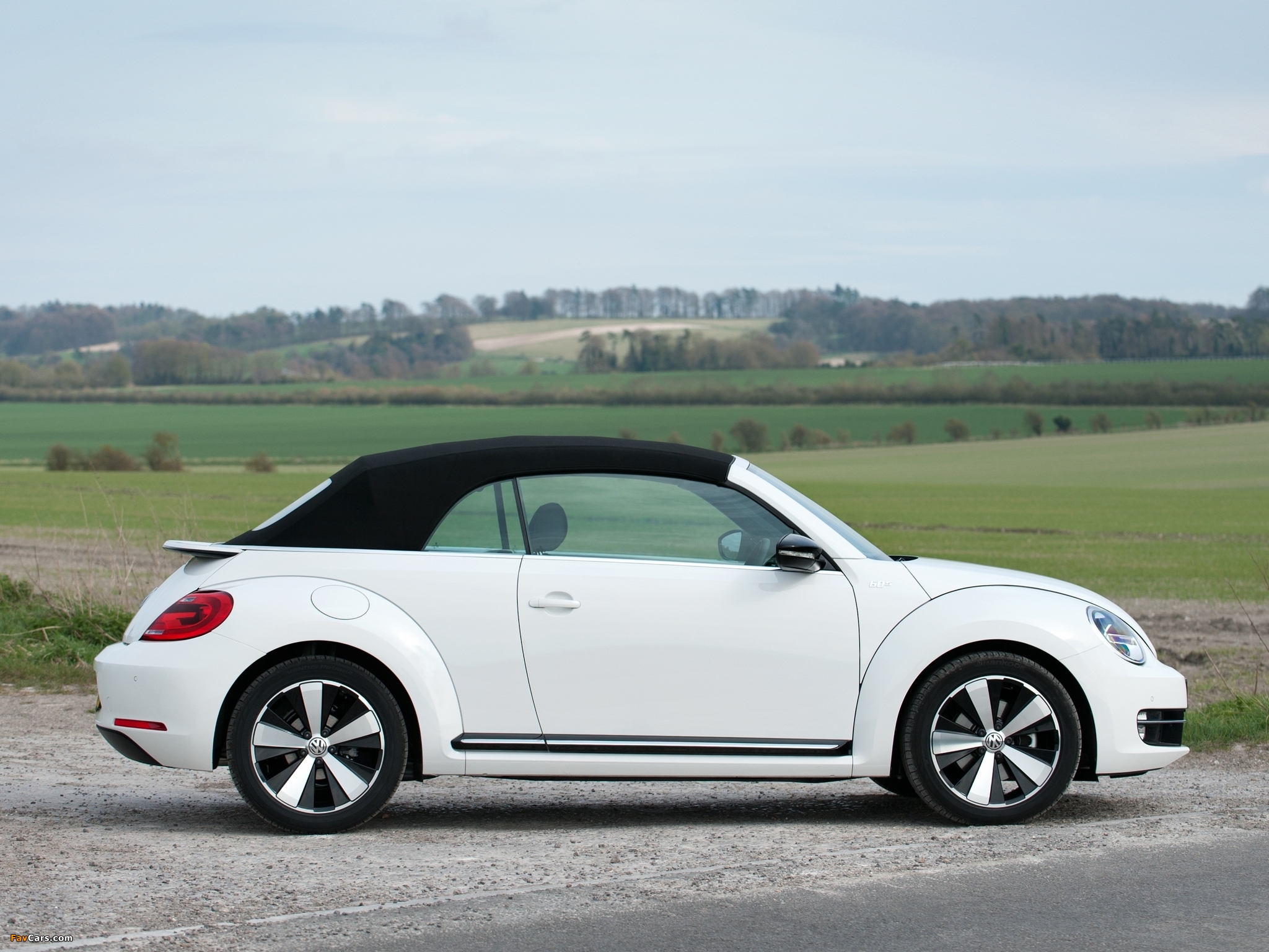 Volkswagen Beetle Cabrio 60s Edition UK-spec 2013 images (2048 x 1536)