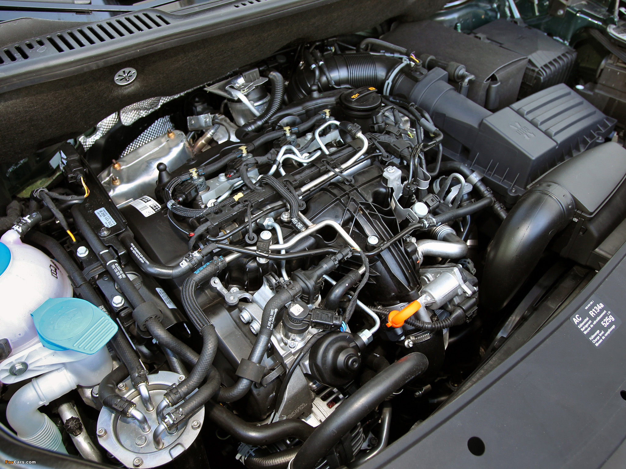 Дизель 140 л с фольксваген. 2.0 TDI VW Caddy под капотом. Мотор Тигуан дизель 2.0 TDI. Моторный отсек Тигуан 2.0 TDI. Volkswagen Caddy 1.2 мотор.