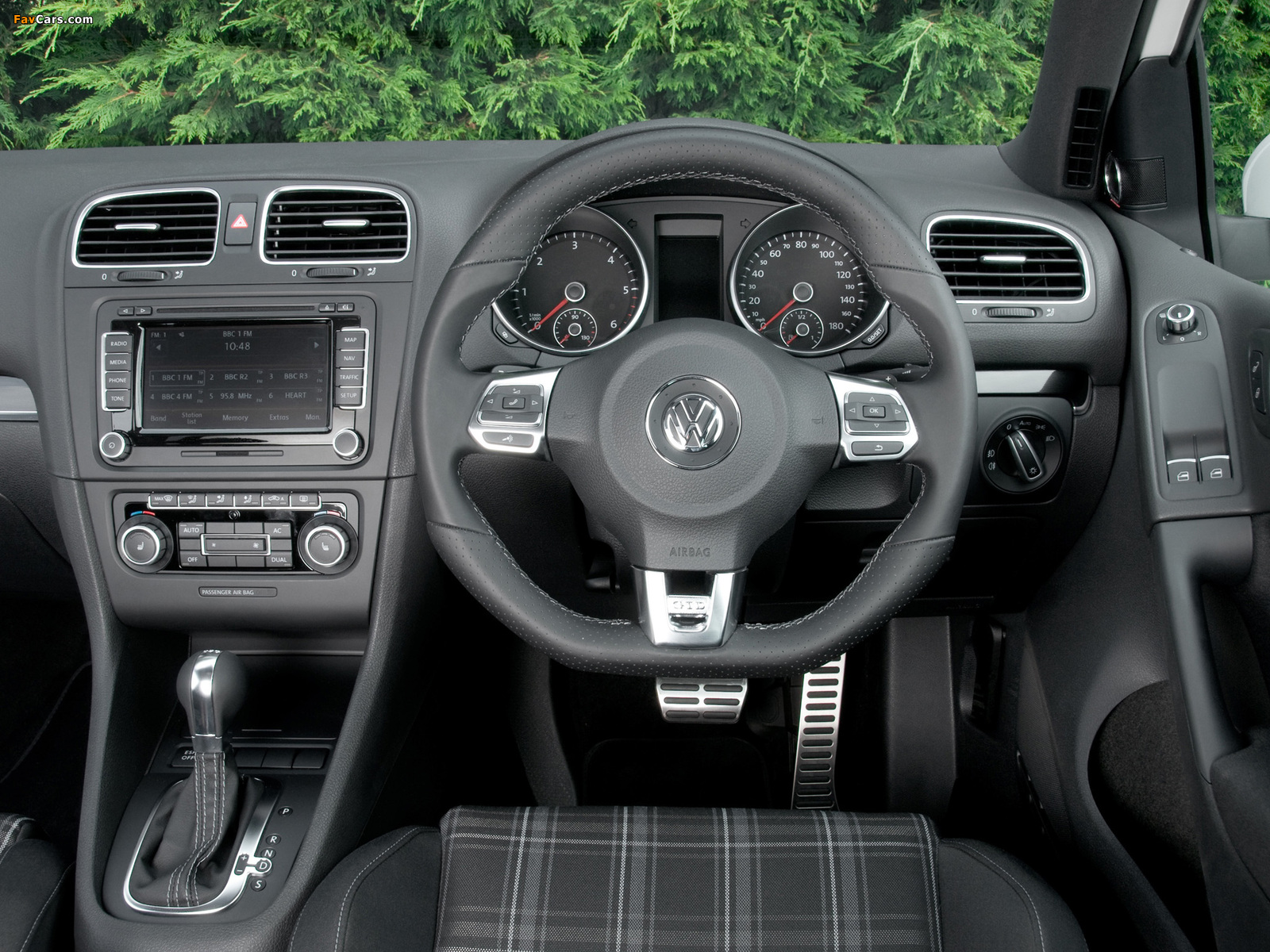Images of Volkswagen Golf GTD 3-door UK-spec (Typ 5K) 2009–12 (1600 x 1200)