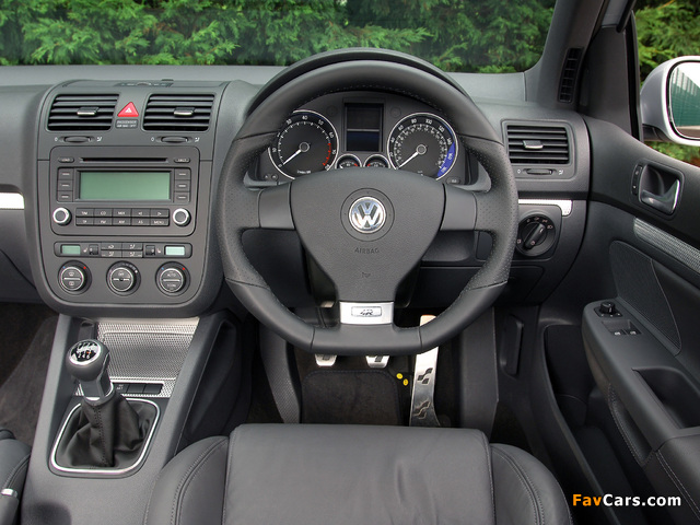 Pictures of Volkswagen Golf R32 3-door UK-spec (Typ 1K) 2006–08 (640 x 480)