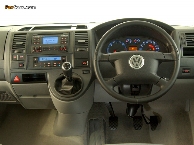 Photos of Volkswagen T5 Caravelle ZA-spec 2003–09 (640 x 480)