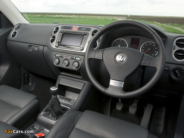 Pictures of Volkswagen Tiguan UK-spec 2008–11 (640 x 480)