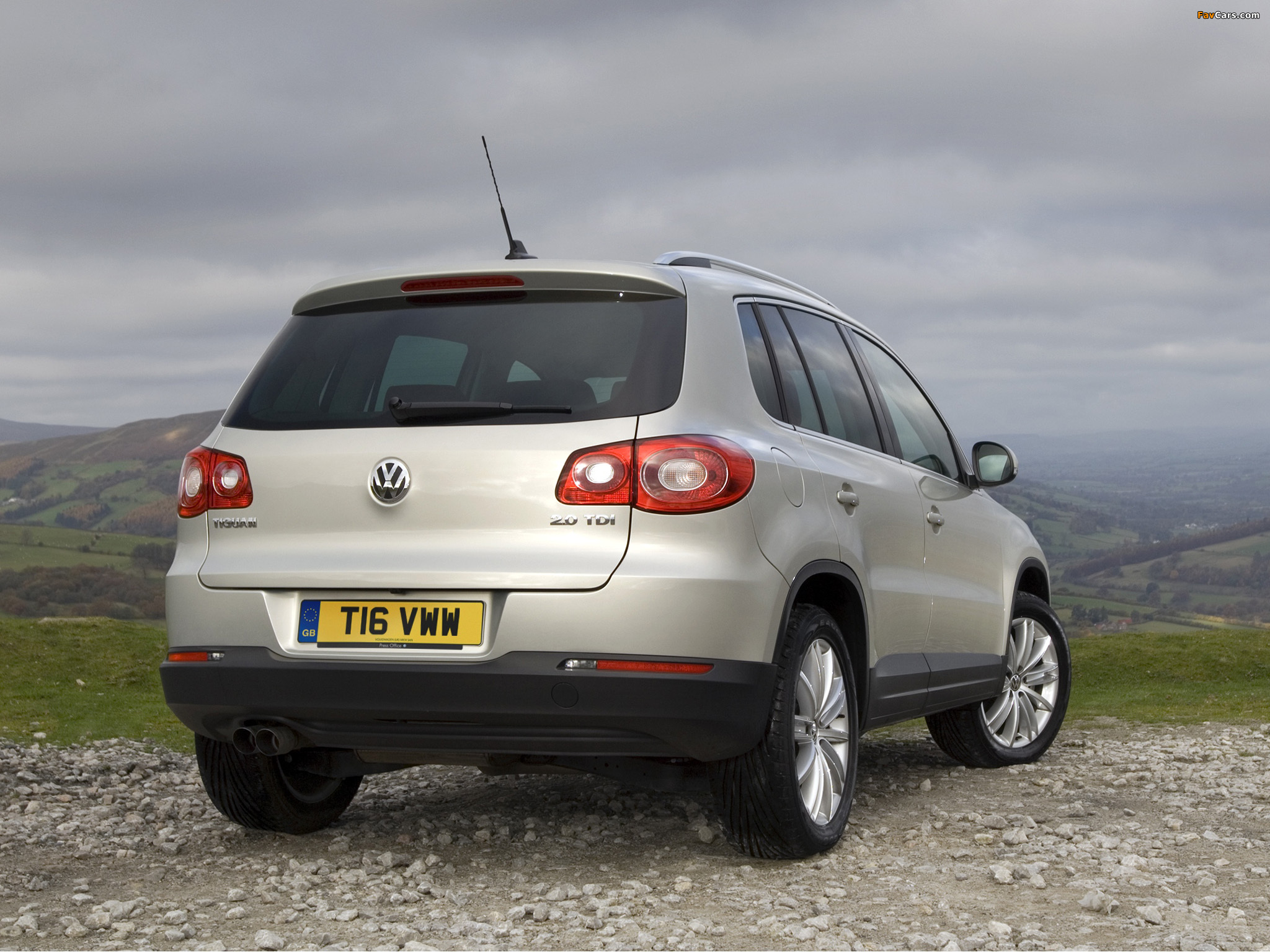 Volkswagen Tiguan UK-spec 2008–11 wallpapers (2048 x 1536)