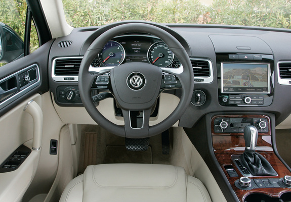Photos of Volkswagen Touareg V6 TDI 2010