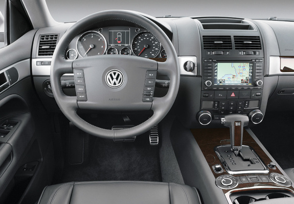 Volkswagen Touareg V10 TDI US-spec 2002–07 pictures