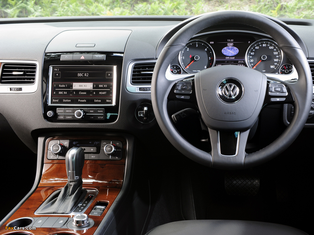 Volkswagen Touareg V6 TDI UK-spec 2010 images (1024 x 768)