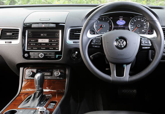 Volkswagen Touareg V6 TDI UK-spec 2010 images